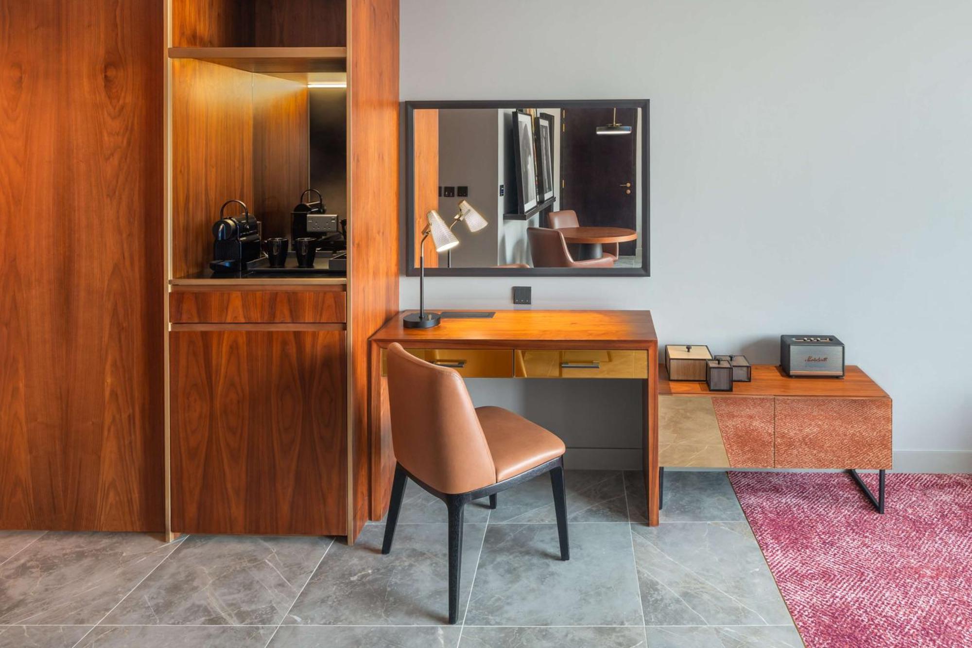 The Wb Abu Dhabi, Curio Collection By Hilton Hotel